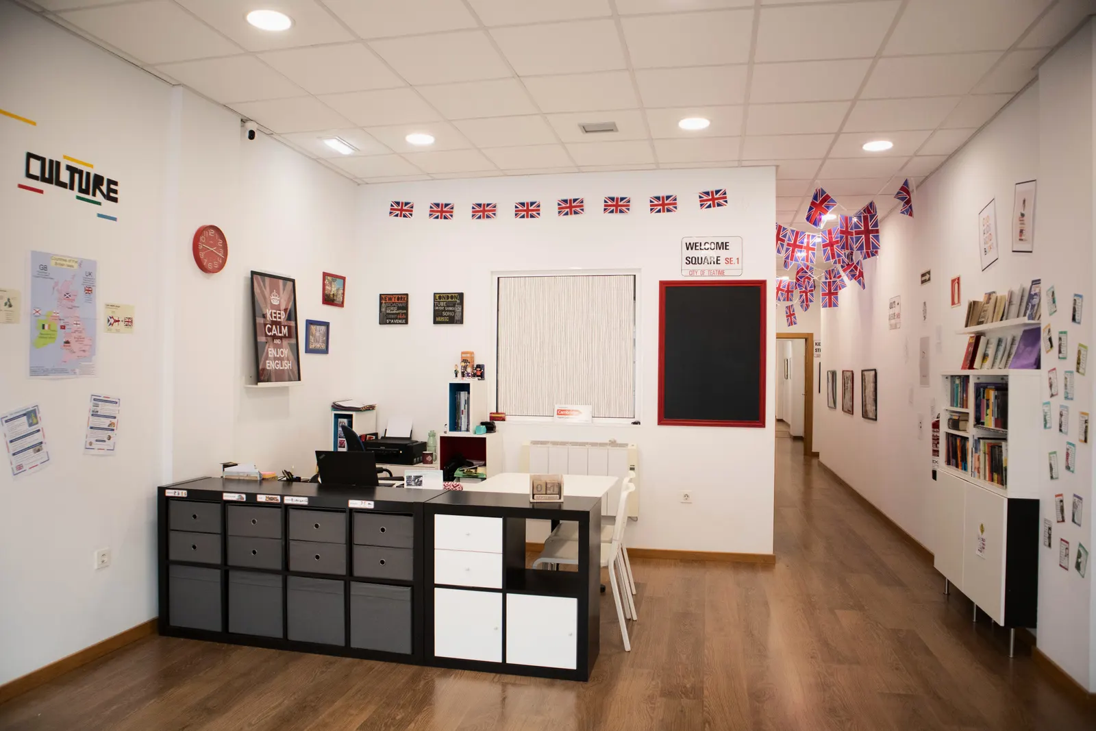 Entrada de la academia Teatime en Gijón